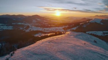 Güneş doğarken güzel karlı dağlar.