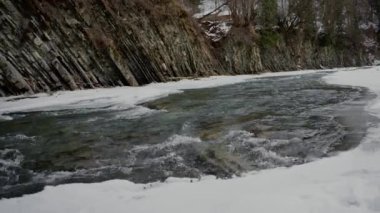 Karpat Dağları 'ndaki sakin dağ nehri güzel su akıntısı