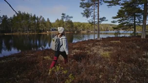 Mulher caminhante com mochila Noruega. — Vídeo de Stock