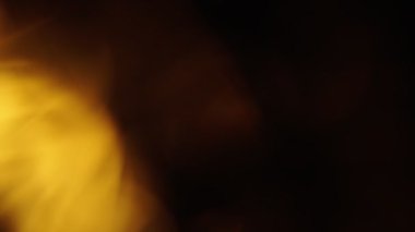 Sarı ışık soyut arkaplan bokeh sinematik duvar kağıdı. Siyah arkaplan