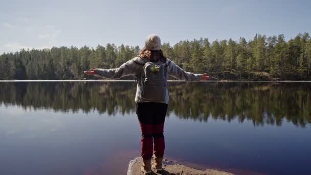 Kobieta turysta z plecakiem w pobliżu rzeki podziwiać przyrodę — Wideo stockowe