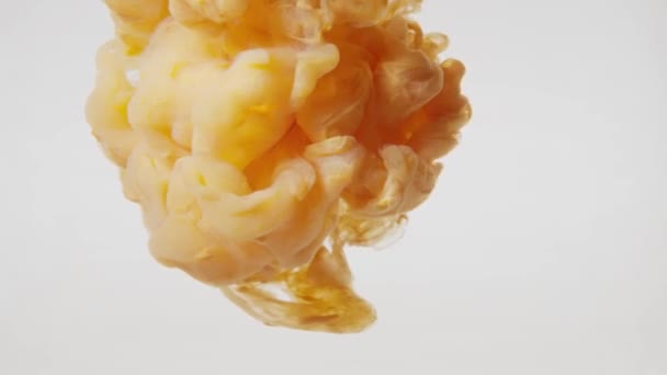 Sinaasappelinkt druppel in water. witte geïsoleerde achtergrond — Stockvideo