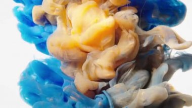 Sudaki renk düşüşü, mavi ve beyaz arkaplan.