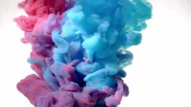 Sudaki mürekkep damlası beyaz arka planda izole edilmiş. Yavaş çekim 4K