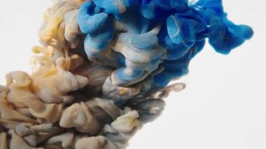 Sudaki akrilik renkler. Soyut arkaplan. Yavaş çekim 4K