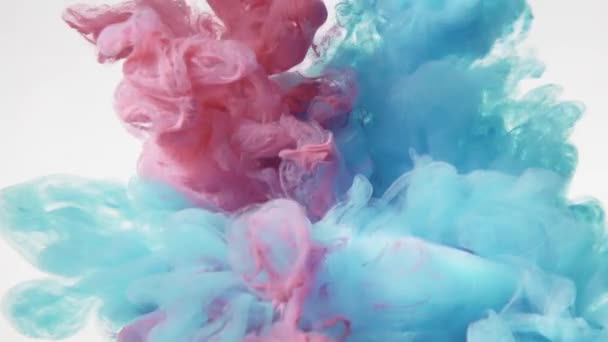 Σταγόνα μελανιού σε φόντο νερού. ροζ και μπλε χρώμα σύννεφο χρώμα. — Αρχείο Βίντεο