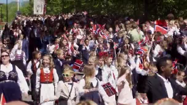 Dia da Constituição norueguesa em Oslo, Noruega, 17 de maio de 2022 — Vídeo de Stock
