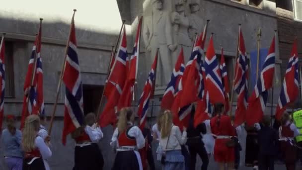 День Конституции Норвегии в Осло, Норвегия, 17 мая 2022 года — стоковое видео