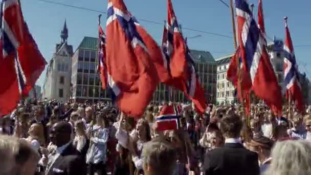 День Конституції Норвегії в Осло 17 травня 2022 року. — стокове відео