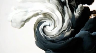 Suda beyaz mürekkep, siyah girdapta izole edilmiş.