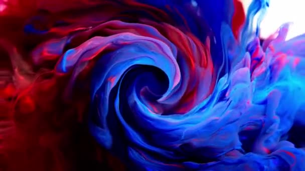 白い背景に孤立した青と赤のインクスプラッシュ、抽象的な雲が混在 — ストック動画