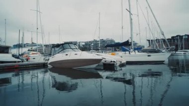 Oslo, Norveç. Aker Brygge bölgesinde demirli tekne ve yatlar. Limanın Mevsimi Yaz Gününde Bulutlu Gökyüzünün Altında.