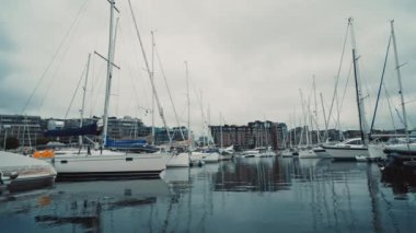 Oslo, Norveç. Aker Brygge bölgesinde demirli tekne ve yatlar. Limanın Mevsimi Yaz Gününde Bulutlu Gökyüzünün Altında.