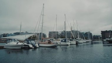 Oslo, Norveç. Aker Brygge bölgesinde demirli tekne ve yatlar. Limanın Mevsimi Yaz Gününde Bulutlu Gökyüzünün Altında.