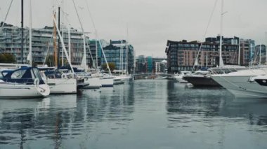 Oslo, Norveç. Aker Brygge bölgesinde demirli tekne ve yatlar. Limanın Mevsimi Yaz Gününde Bulutlu Gökyüzünün Altında.