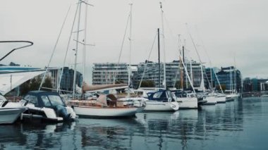 Oslo, Norveç. Aker Brygge bölgesinde demirli tekne ve yatlar. Limanın Mevsimi Yaz Gününde Bulutlu Gökyüzünün Altında.