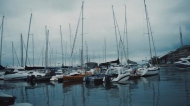 Oslo, Norveç. Aker Brygge bölgesinde demirli tekne ve yatlar. Limanın Mevsimi Yaz Gününde Bulutlu Gökyüzünün Altında.