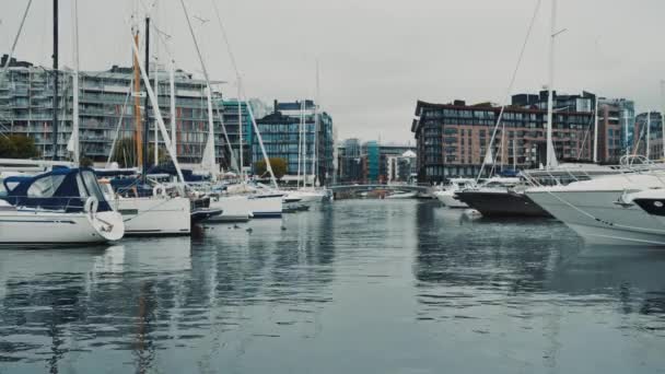 Oslo Noruega Barcos Amarrados Yates Distrito Aker Brygge Paisaje Marino — Vídeos de Stock