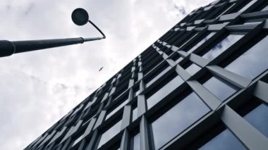 Bulutlu mavi gökyüzü arkaplanı olan cam binalar