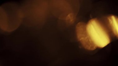Işık sızıntısı 4K görüntüsü. Lens parlaklığı bokeh örtüleri, yanan alev arka planı. Görüntülerinizi birleştirmek, videoyu biçimlendirmek, dönüşümleri sağlamak için. Odaklanmış lamba flaş ışını etkisi. Işık titreşimleri ve ışıltı