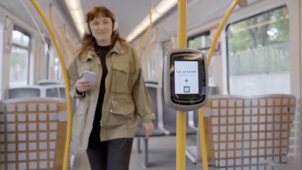 Kadın Turist Telefon Kullanarak Toplu Taşıma Araçlarından Bilet Alıyor — Stok video