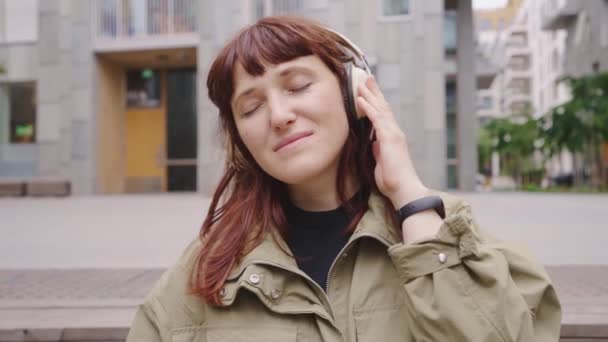 Joven Hipster Elegante Hermosa Chica Escuchando Música Teléfono Móvil — Vídeos de Stock