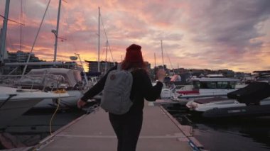 Akşamları gemi rıhtımında sırt çantalı bir turist dikiz aynasından. Gece hayatı konsepti