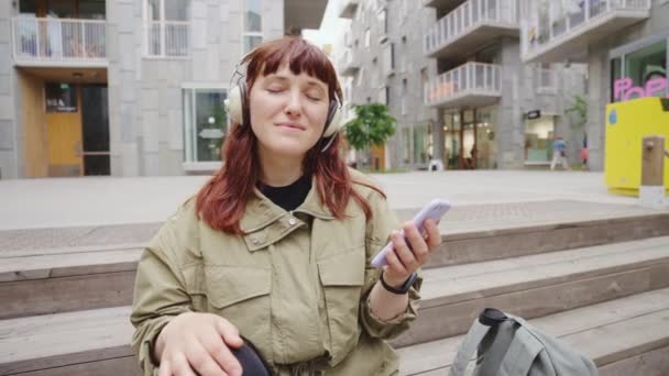Jonge Hipster Stijlvolle Mooi Meisje Muziek Beluisteren Mobiele Telefoon — Stockvideo