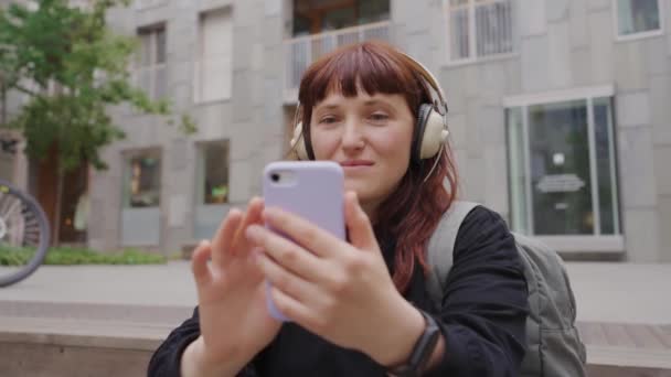 Lány Zenét Hallgat Okos Telefon Lejátszó — Stock videók
