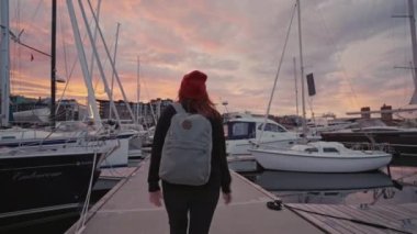 Akşamları gemi rıhtımında sırt çantalı bir turist dikiz aynasından. Gece hayatı konsepti