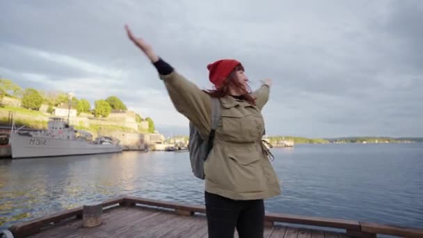 Μια Νεαρή Γυναίκα Περπατάει Στο Ανάχωμα Αποβάθρα Πλοίου Στο Oslo — Αρχείο Βίντεο