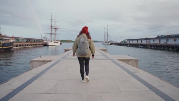 这个城市的年轻女子观光游览 在老城区度假的旅客 游荡和旅行的概念 — 图库视频影像