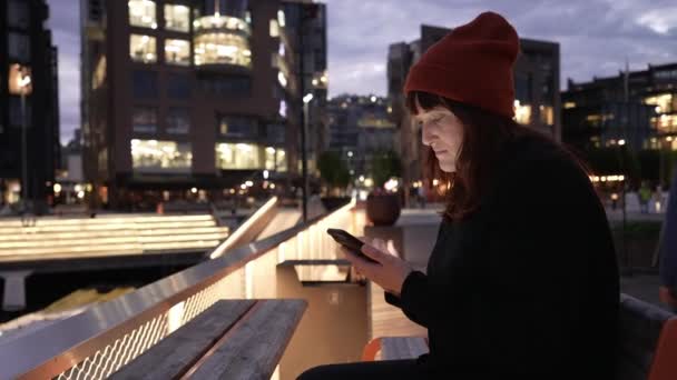 Młoda Dziewczyna Hipster Komunikuje Się Internecie Pomocą Nowoczesnego Smartfona Ulicy — Wideo stockowe