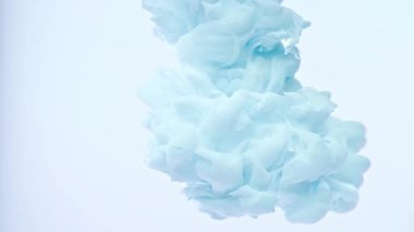 Hassas hava pastelleri açık mavi düz arkaplan, suda izole edilmiş beyaz arka plan mürekkebi..
