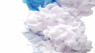 Beyaz arkaplanda izole edilmiş sudaki renk düşüşü