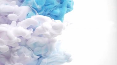 Beyaz arkaplanda izole edilmiş sudaki renk düşüşü