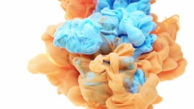 Su arkaplanındaki mürekkep damlası