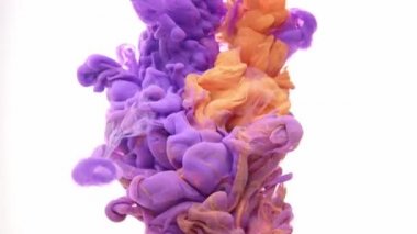 renkli mürekkep bulut, arka plan, beyaz izole arka planda turuncu ve Mor boya karıştırma işlemi su akışında boya