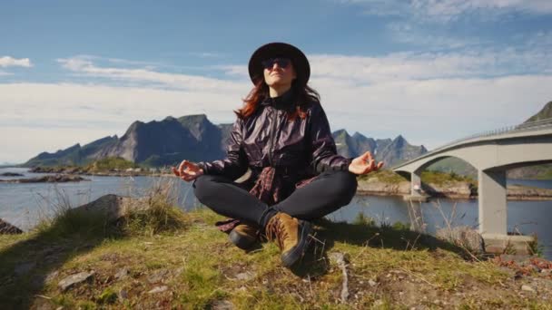 Ταξιδιώτισσα Γυναίκα Διαλογίζεται Γαλήνια Αρμονία Στάση Λωτού Υγιεινός Τρόπος Ζωής — Αρχείο Βίντεο