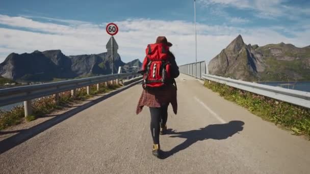 Menina Feliz Viajante Com Uma Mochila Estrada Noruega Viajando Para — Vídeo de Stock