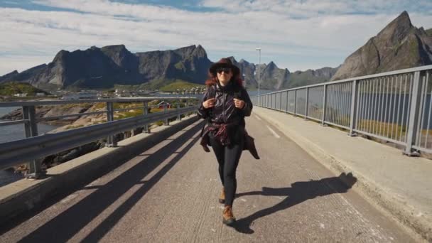 Backpacker Γυναίκα Περπάτημα Μόνη Της Στη Νορβηγία Lifestyle Ταξιδιωτική Έννοια — Αρχείο Βίντεο