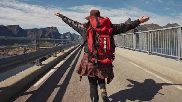 Mutlu Bir Seyahat Kadını Macera Yolunda Koşar Seyahat Konsepti Arka — Stok video