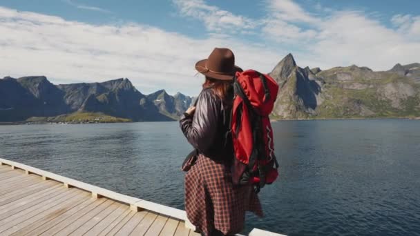 Een Jonge Reiziger Loopt Een Houten Pier Blauwe Oceaan Rotsen — Stockvideo