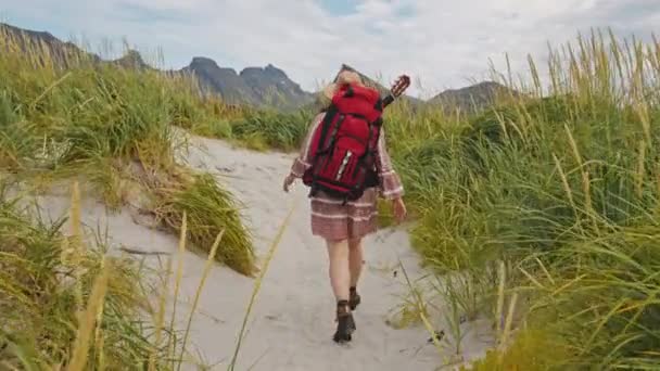Egyedül Hátizsákos Lány Sétál Tengerparton Turisztika Aktivitás Fogalma Holtszezonban — Stock videók