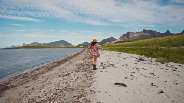 Souriant Dame Joyeuse Amuse Sur Bord Mer Profiter Belle Nature — Video