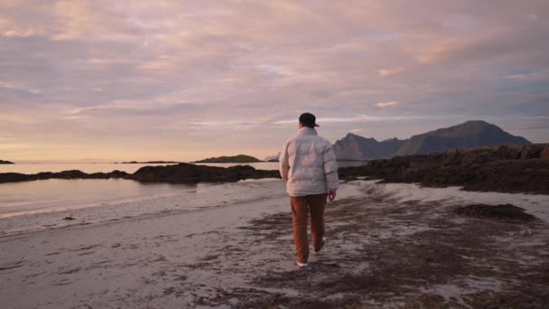 Man Loopt Tegen Achtergrond Van Zonsondergang Zee Herfst — Stockvideo