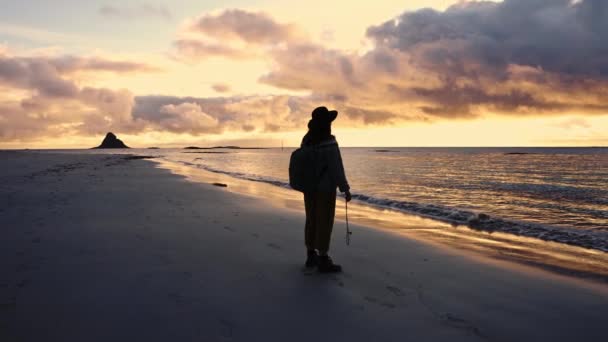 Belle Fille Avec Sac Dos Coucher Soleil Près Plage Bord — Video