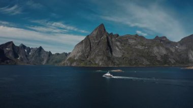 Lofoten Adaları 'nda balıkçı teknesi, hava görüntüleri.