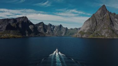 Lofoten Adaları 'nda balıkçı teknesi, hava görüntüleri.