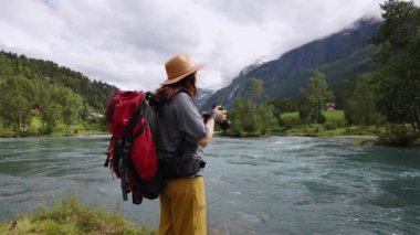 Doğa fotoğrafçı turist fotoğraf makinesi ile güzel doğa Norveç doğal peyzaj vuruyor. lovatnet Gölü.